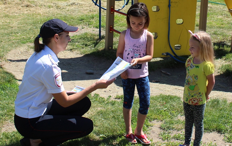 В Красноярском крае автоинспекторы проводят экспресс-инструктажи с юными велосипедистами
